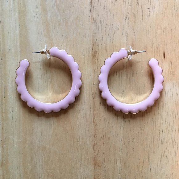 CLEARANCE!💋FINAL PRICE 🎉 Scalloped hoop earrings - Picture 2 of 5